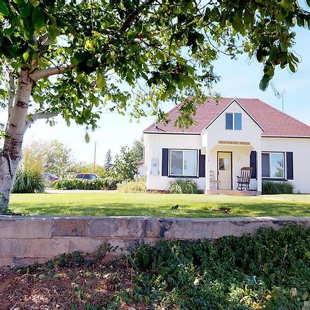 בלאנדינג Hot Tub And Grandma'S Cottage, Charming And Nostalgic מראה חיצוני תמונה